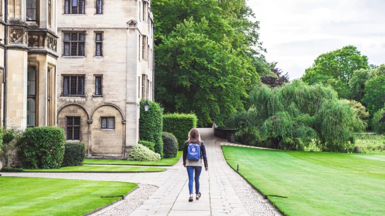 College ou University? Entenda quais são as diferenças entre os dois College ou University? Entenda quais são as diferenças entre os dois