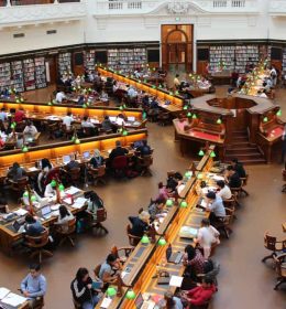 biblioteca lotada - reabertura das universidades