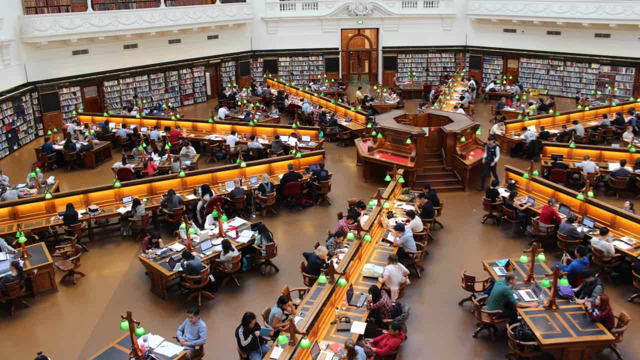 biblioteca lotada - reabertura das universidades