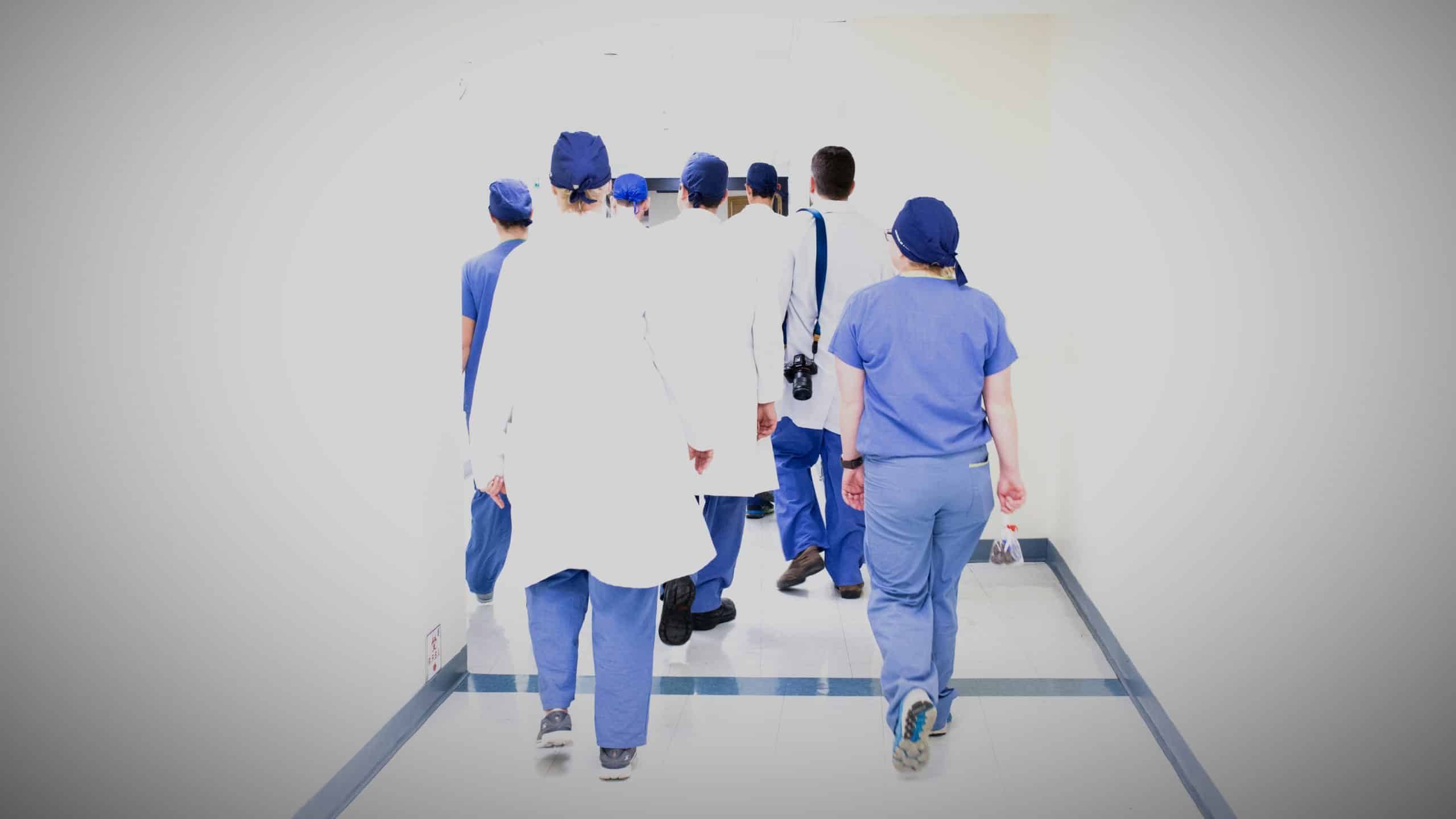 Médicos andando por um corredor de hospital - intercâmbio de medicina nos EUA