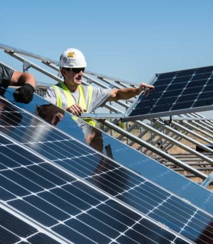 Engenheiros instalando painéis solares - mestrado em energia sustentável
