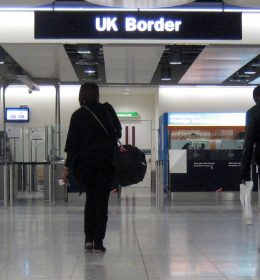 Guichê da imigração no aeroporto de Heathrow, em Londres, no reino Unido