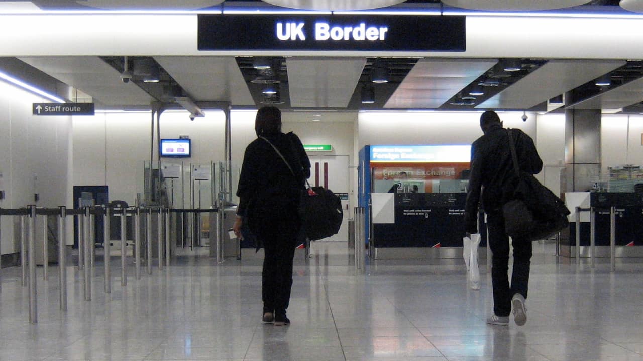 Guichê da imigração no aeroporto de Heathrow, em Londres, no reino Unido