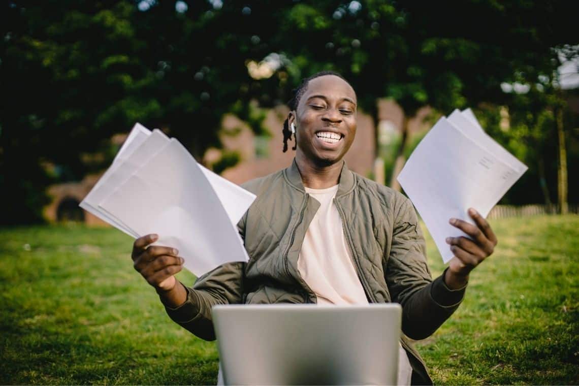 estudante feliz com aprovação