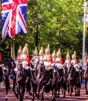 Cavaleiros marchando sob bandeiras do Reino Unido