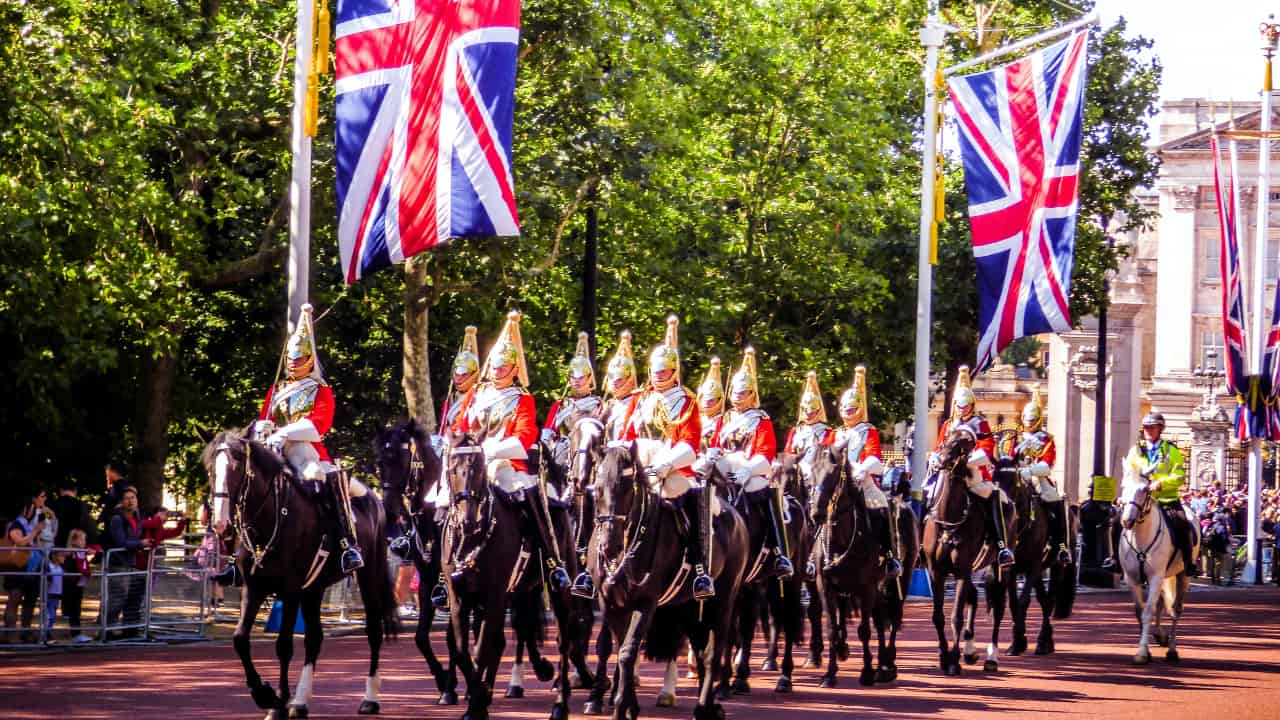 Cavaleiros marchando sob bandeiras do Reino Unido