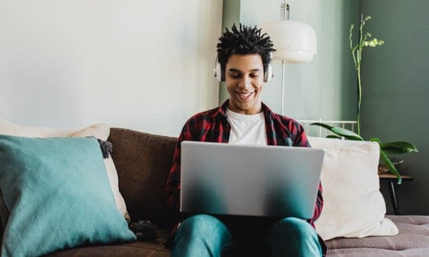 jovem no computador sorrindo