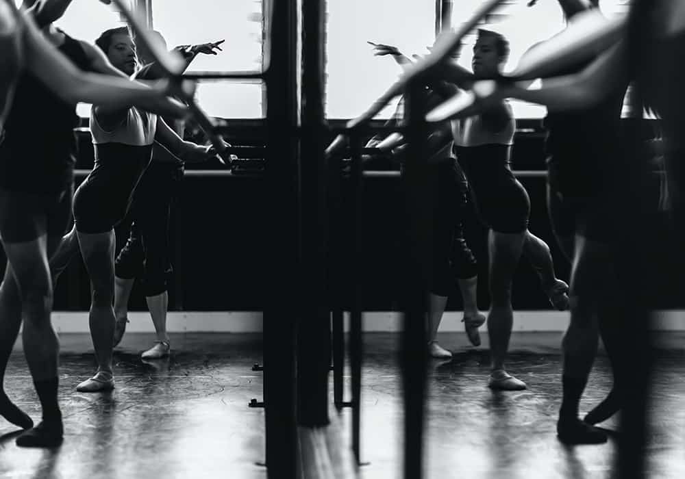 Corpo de bailarinos em frente ao espelho