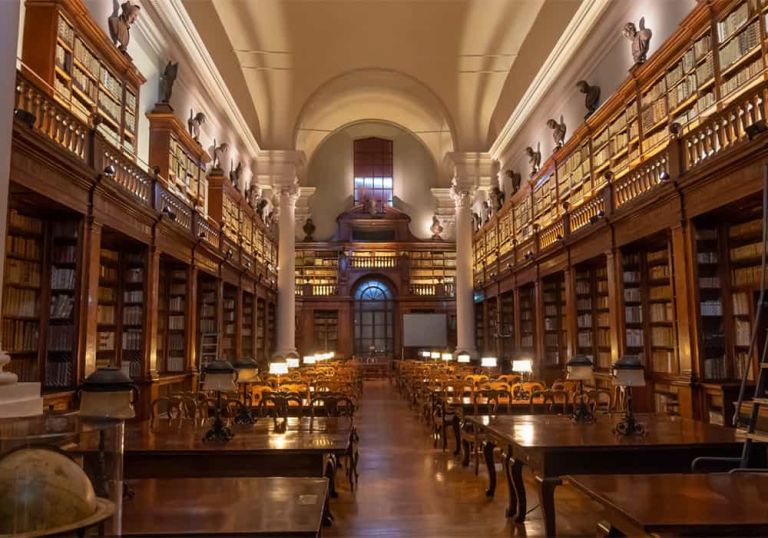 Bolsas de 100% na Universidade de Bologna, onde estudaram Umberto Eco, Copérnico e 2 Papas