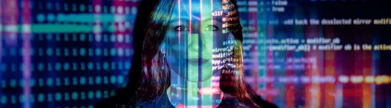 Mulher com reflexos de telas de computador no rosto