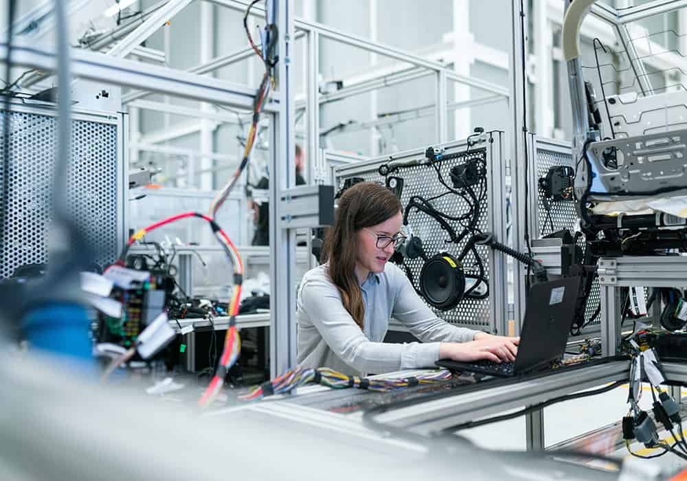 Engenheira durante o trabalho - Universidade e empresas