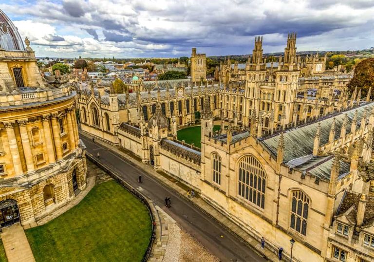 Bolsas integrais para graduação e pós na Universidade de Oxford