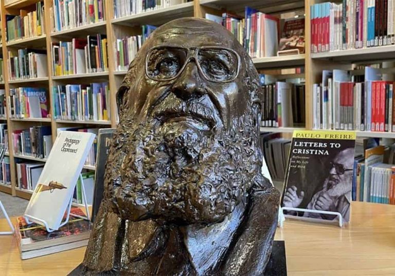 Universidade de Cambridge homenageia Paulo Freire com escultura inédita Universidade de Cambridge homenageia Paulo Freire com escultura inédita
