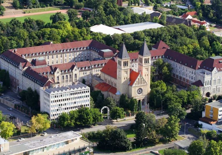 Com mais de 650 anos, University of Pécs oferece bolsas integrais para brasileiros