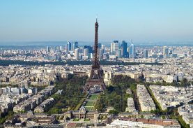Paris, torre eiffel, frança - bolsas da embaixada da França