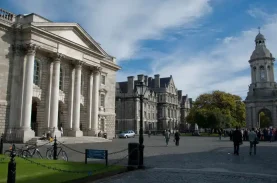 Trinity_college_dublin_parliament_square